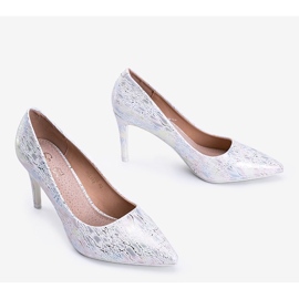 Pompele albe pe un toc stiletto cu un model de linii holografice 2