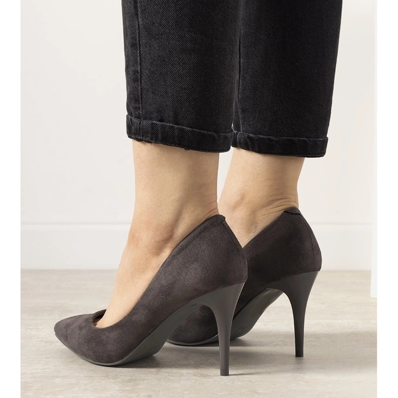 Pompi gri pe tocul Elianei 1