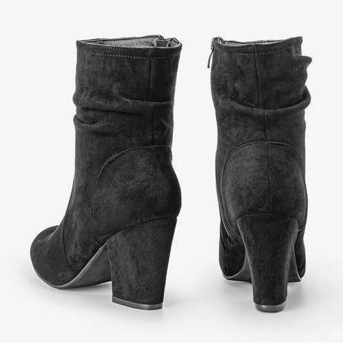 Ghete negre pe postul Lines negru 1