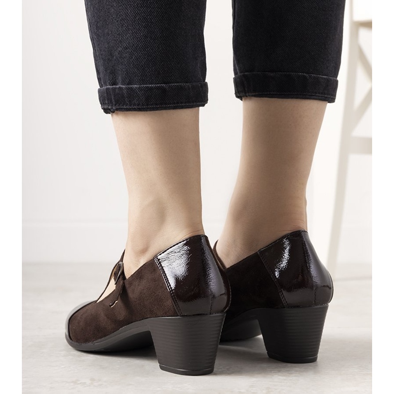 Pompă maro pe un stâlp cu un deget de la picior de desert 1