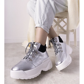 Adidași argintii pe talpă de înaltă elocvență 1