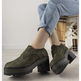 Cizme verzi, decoltate, pe stâlpul Cecina verde 1