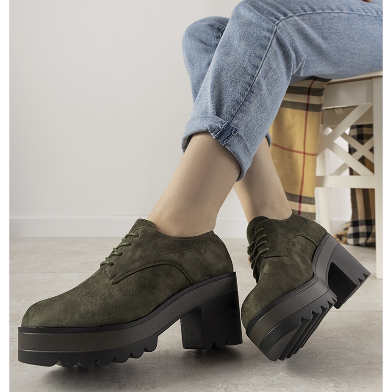 Cizme verzi, decoltate, pe stâlpul Cecina verde 1