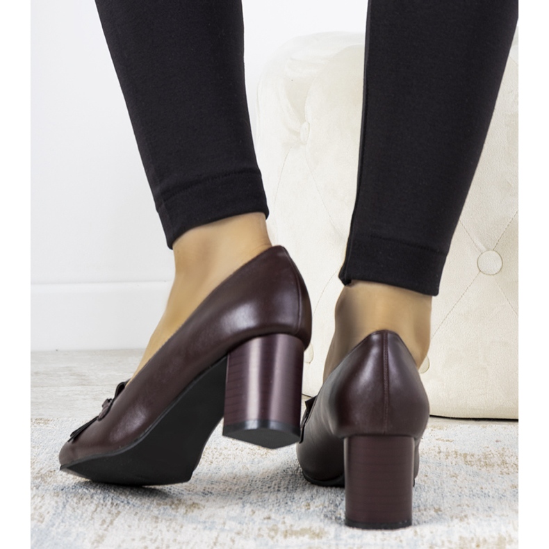 Pompă maro pe un stâlp din piele ecologică a lui Alice roșu 1