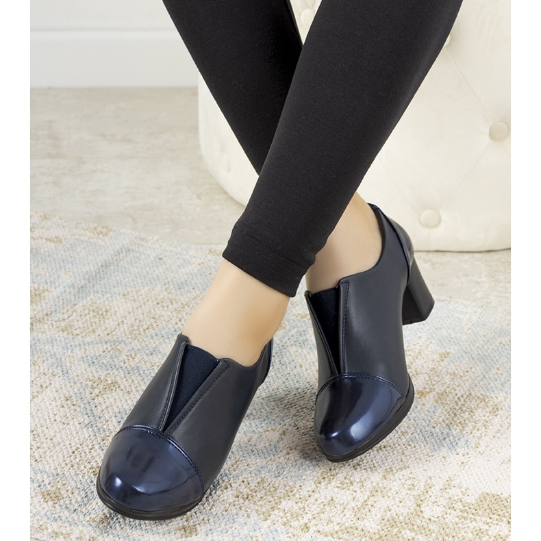 Încălțăminte albastru marină pe postarea lui Villareal 2