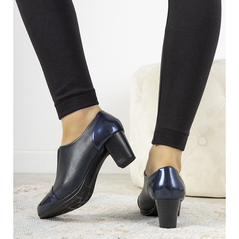 Încălțăminte albastru marină pe postarea lui Villareal 1