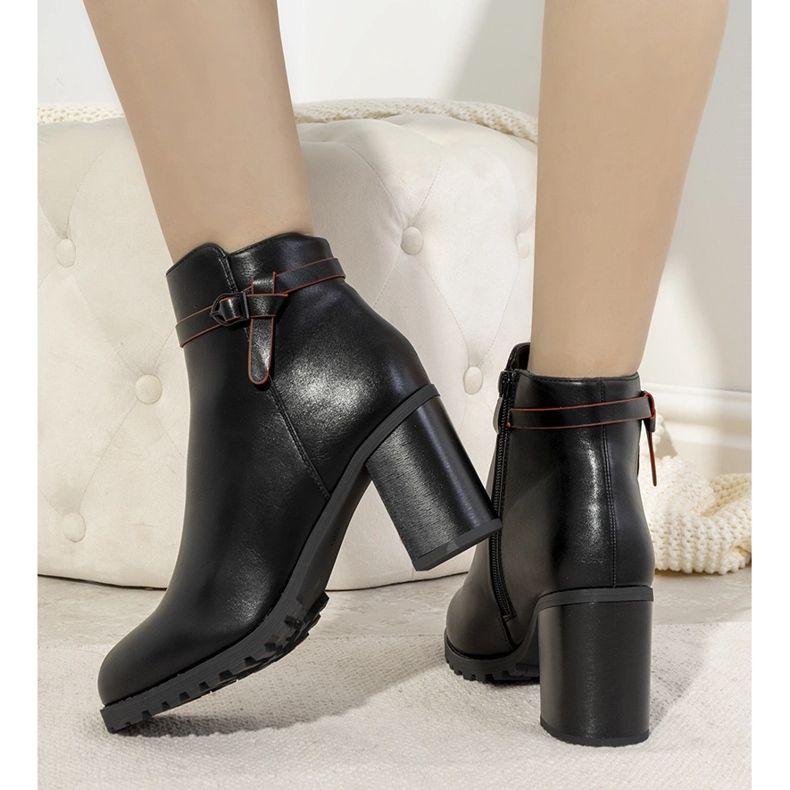 Cizme negre izolate pe stâlpul Murray negru 1