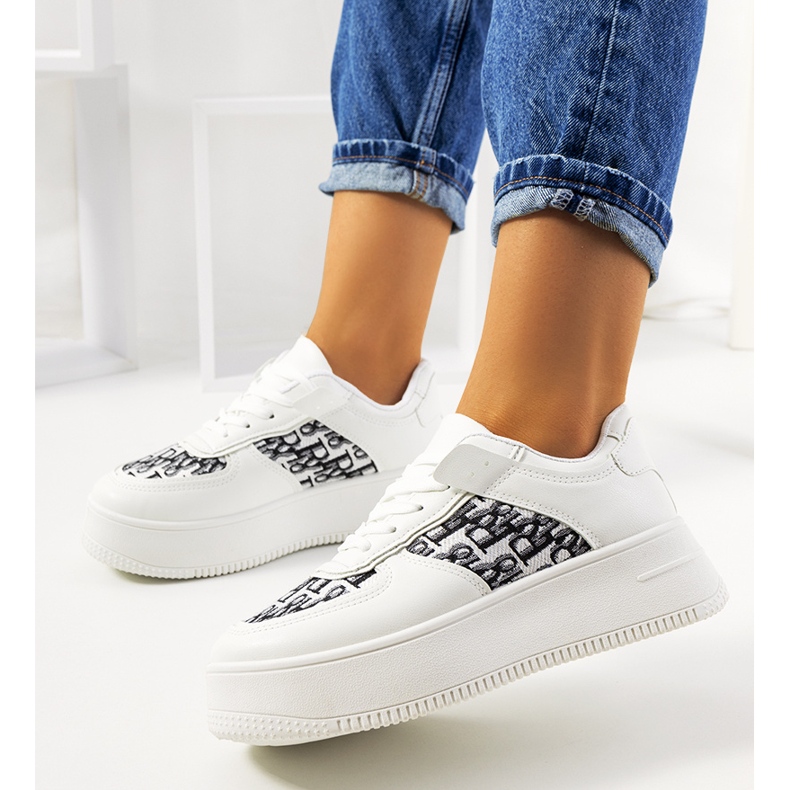 Tenisi albi pe platforma Worden 1