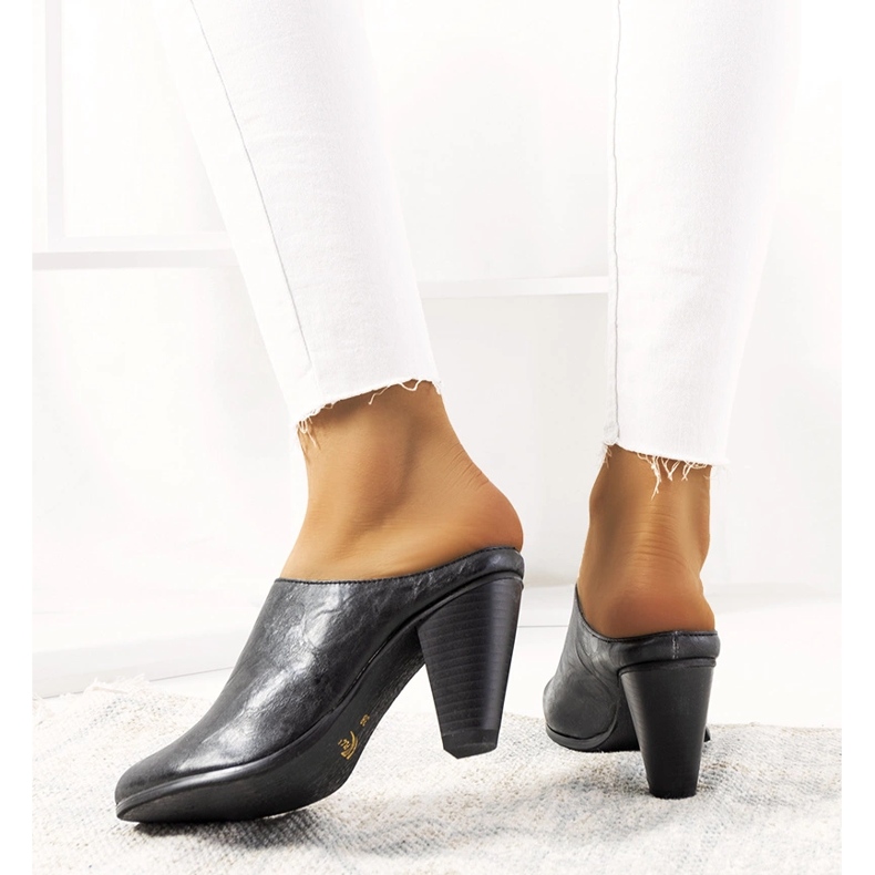 Papuci negri pe postul Plotkin negru 2