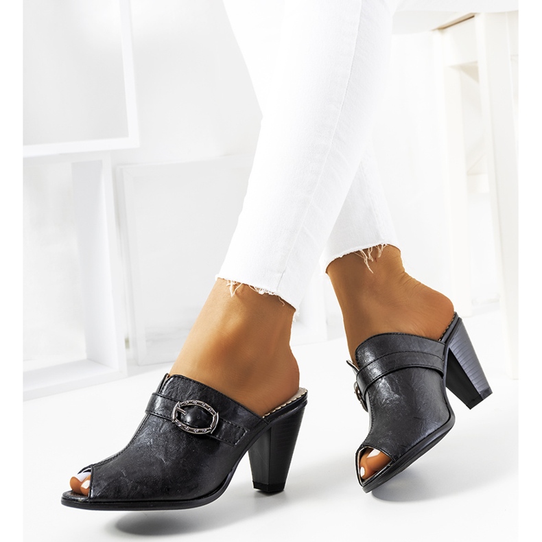 Papuci negri pe stâlpul Lucinda negru 1