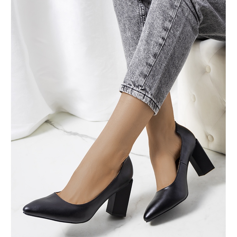 Pompe negre pe postul Kruis negru 1