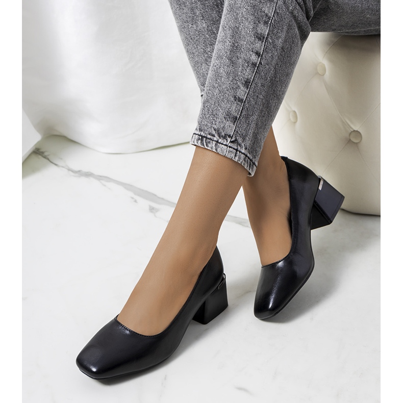 Pompe negre pe postul Hanae negru 1