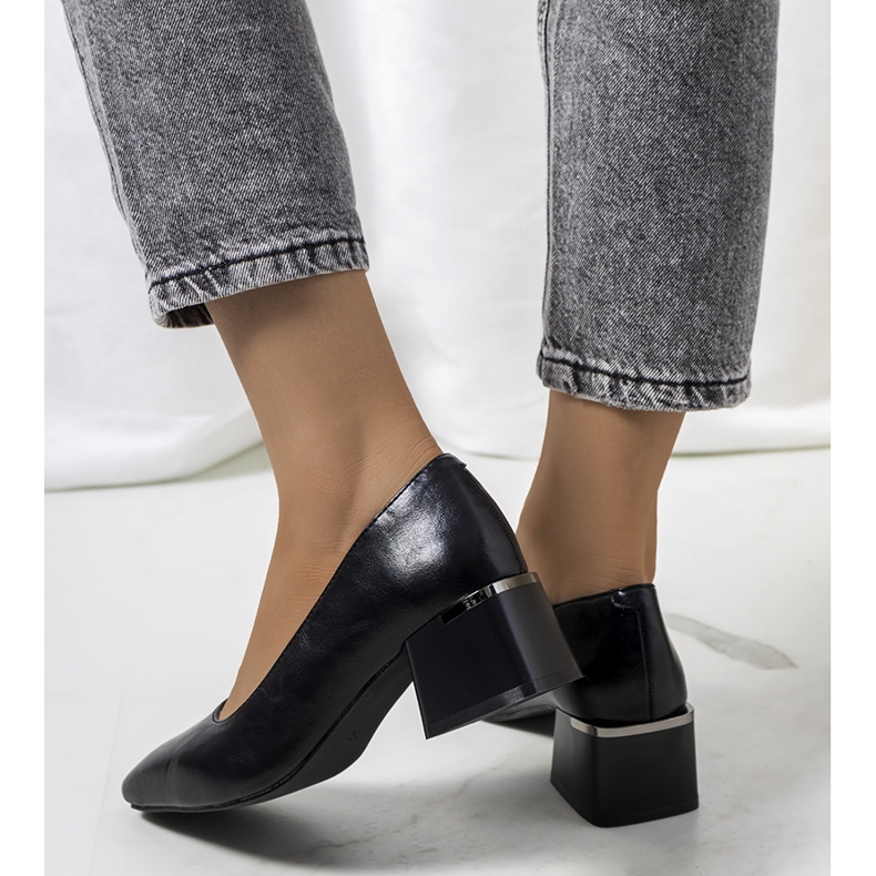 Pompe negre pe postul Hanae negru 2