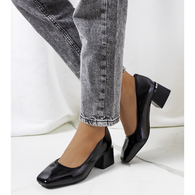 Pompe cu lac negru pe stâlpul Peet 1