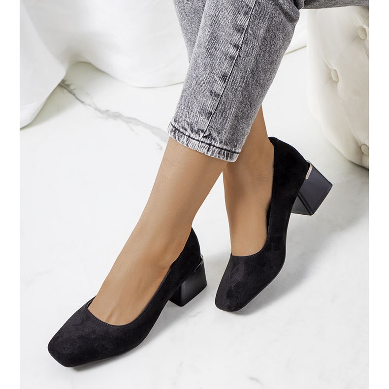 Pompe negre pe postul Bloor negru 1