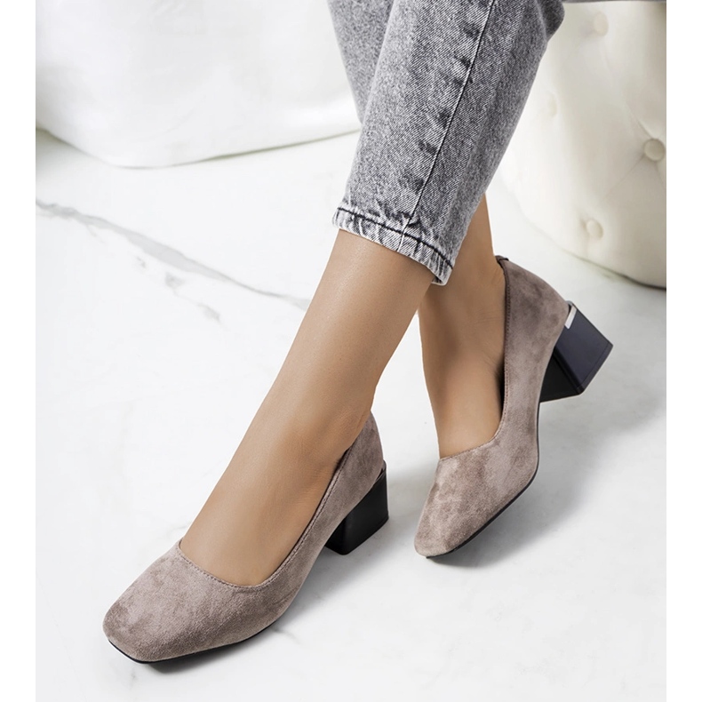 Pompe gri pe postul Bloor 1