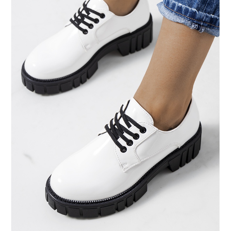 Pantofi albi lacuiti de la Eileen 1