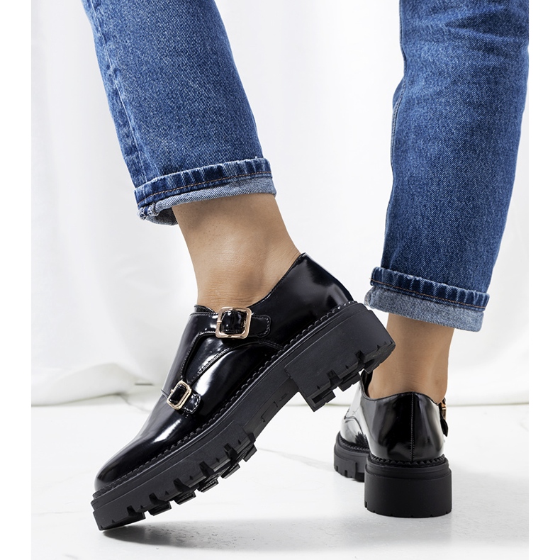 Pantofi Valks lacuiti in negru 1