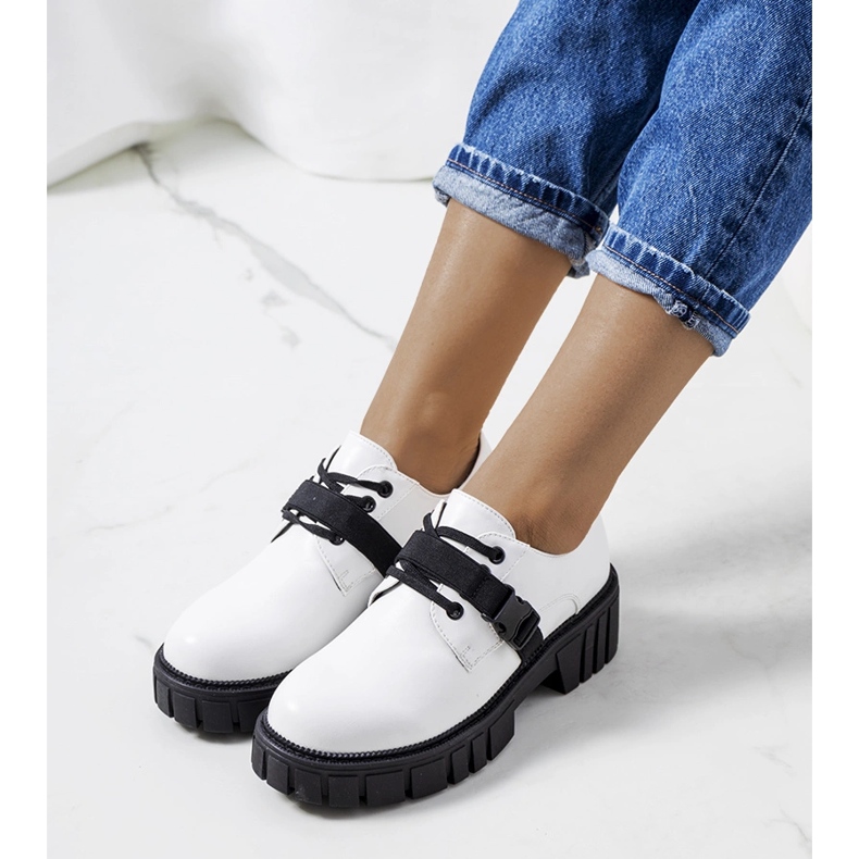 Pantofi albi pe talpa tractorului, Marike 1