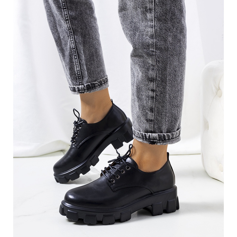 Pantofi negri pe talpa unui tractor Chedi negru 1