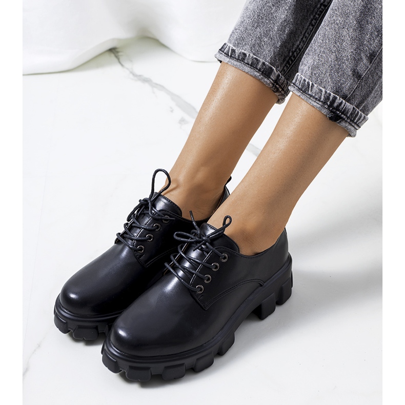 Pantofi negri pe talpa unui tractor Chedi negru 2