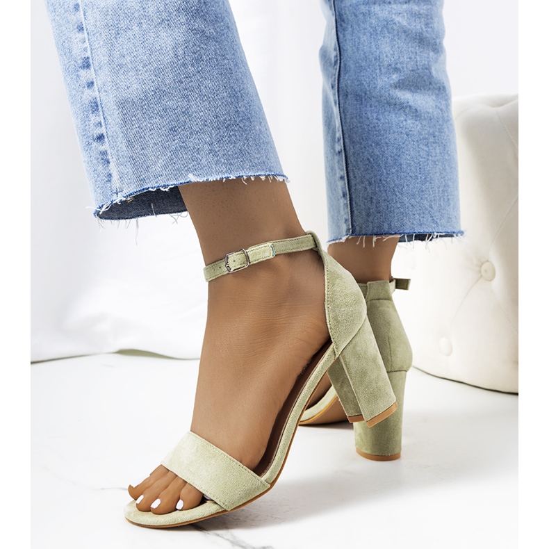 Sandale verzi pe un post de Karella verde 1