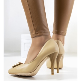 Pompe bej pe tocul stiletto al lui Juan 2