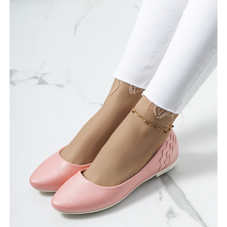 Balerinii roz strălucitori ai lui Philippa 1