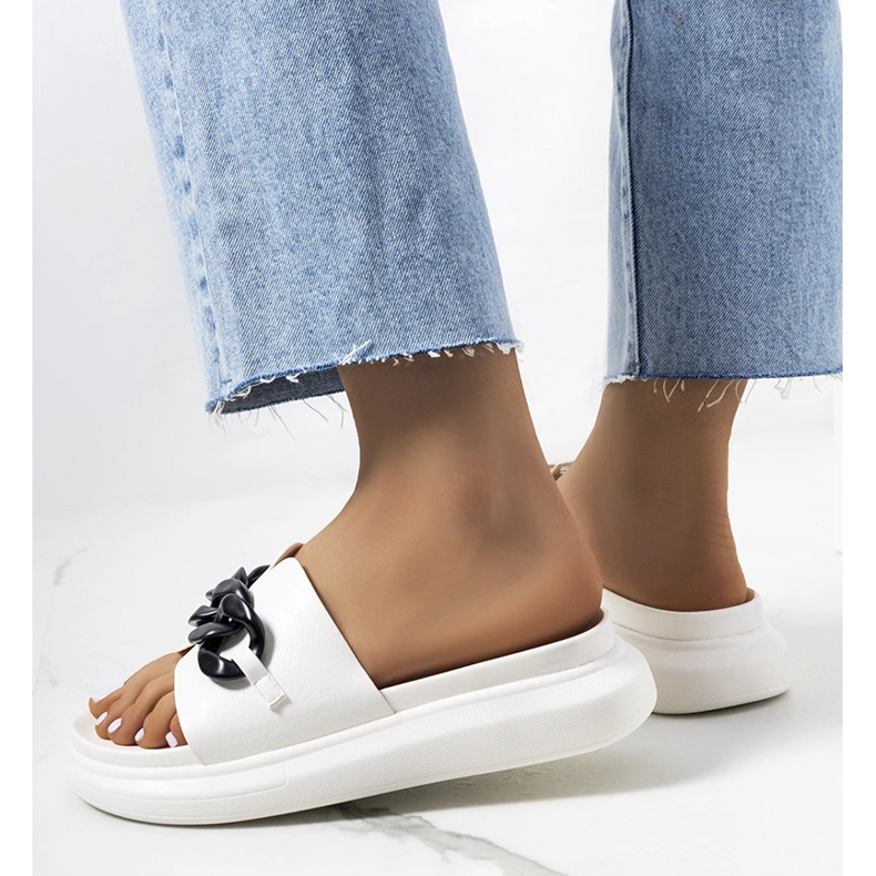 Papuci albi cu lanț Levy 1