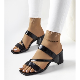 Papuci lăcuiți negru pe stâlpul Gare 1