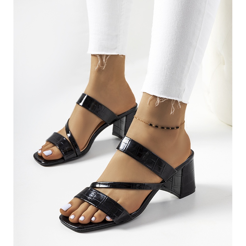 Papuci lăcuiți negru pe stâlpul Gare 1