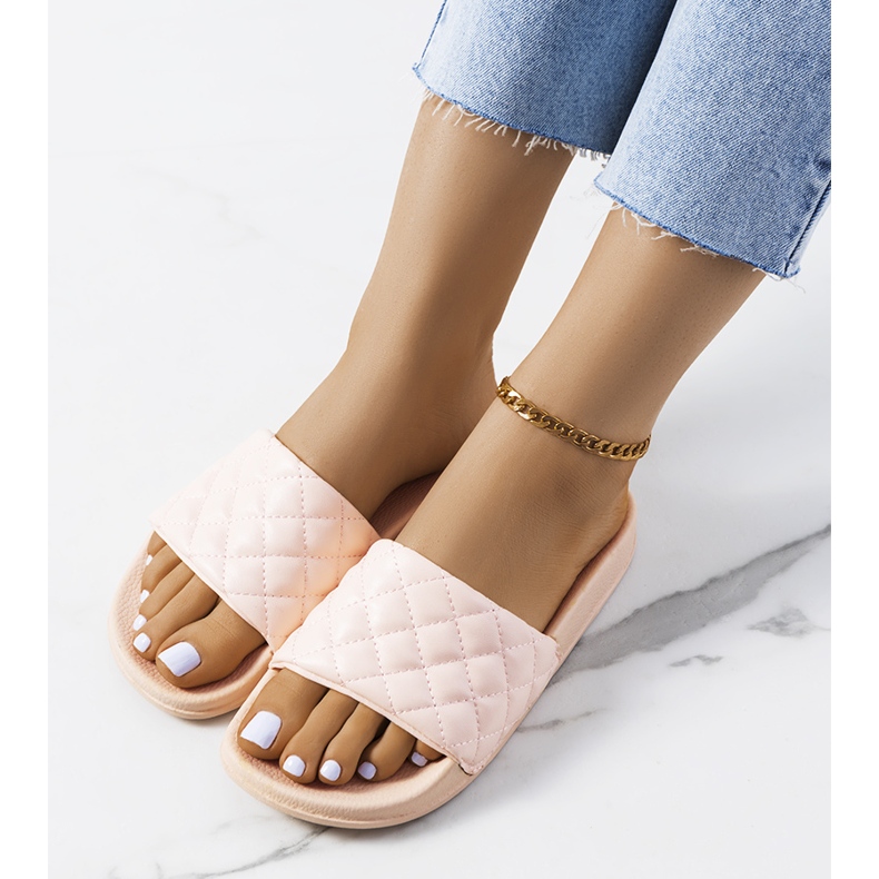 Papucii matlasați roz ai lui Kate 1