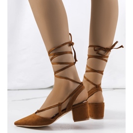 Pompe maro cu șireturi pe stâlpul Victoris 1