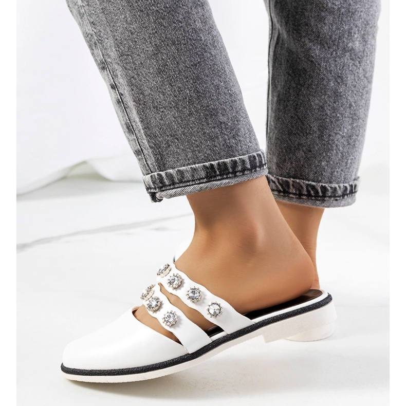 Papuci albi decorati cu crampoane Asselt 1