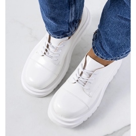 Pantofi albi pe talpa de tractor de la Henta 1