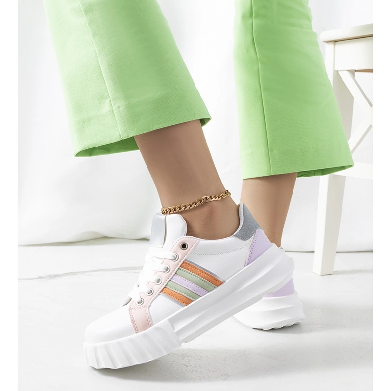 Tenisi albi pe platforma Prinsep 1