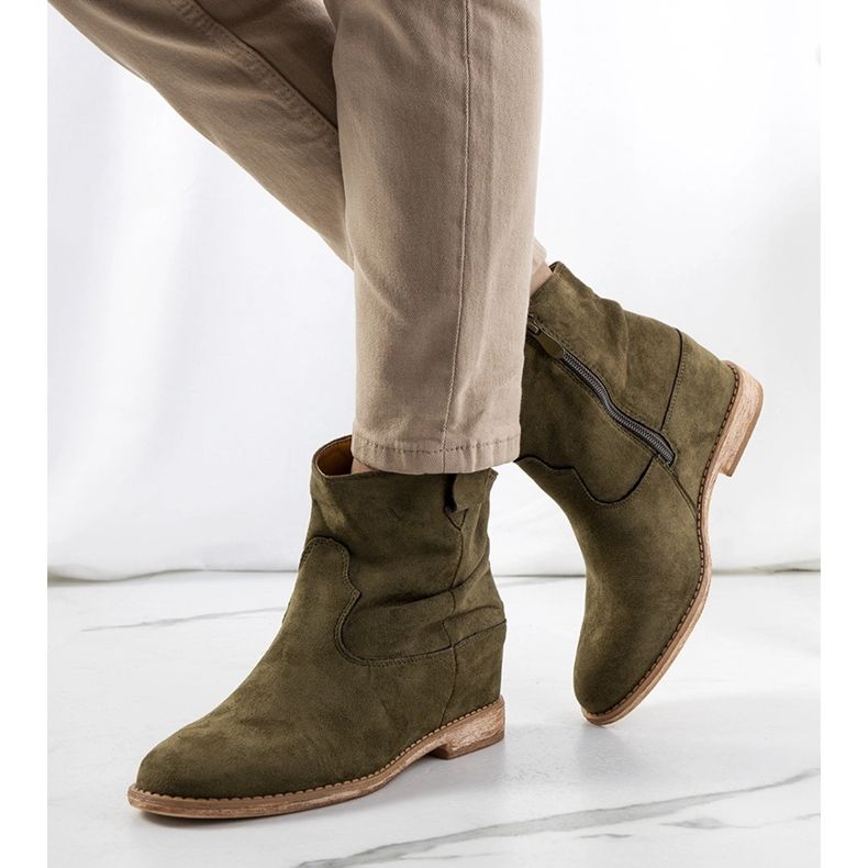 Cizme verzi pe un toc Hunjet de interior verde 1