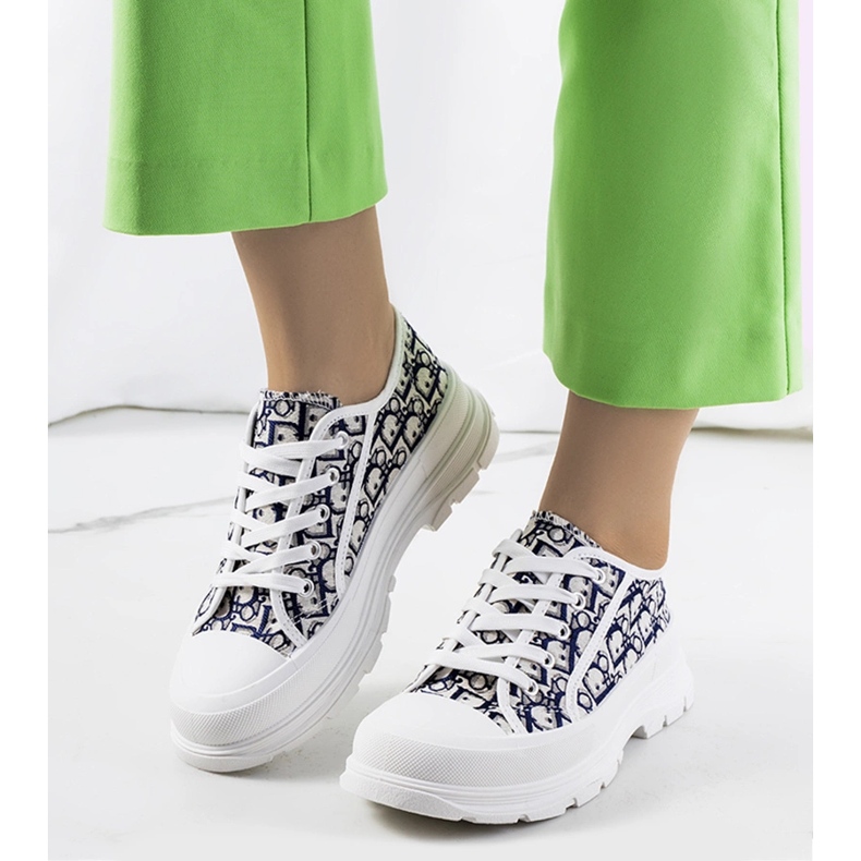 Tenisi albi pe platforma Valida 1