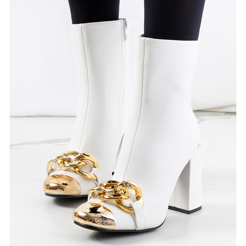 Cizme albe pe postul Engi 1 Cizme albe pe postul Engi 1