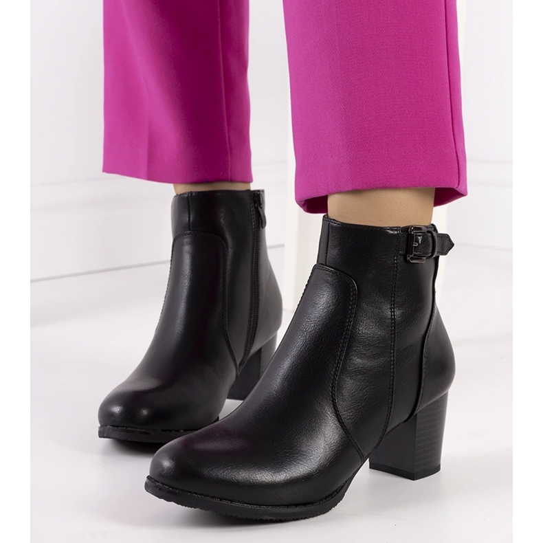 Cizme negre pe un stâlp jos din Bogota negru 1