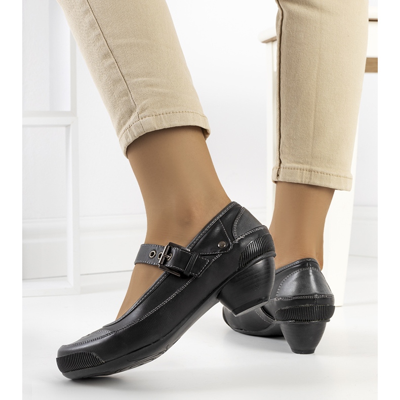 Pompe negre prinse cu o curea Via negru 1