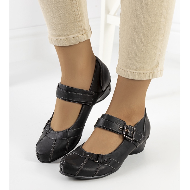 Pompe negre prinse cu o curea Gomez negru 1