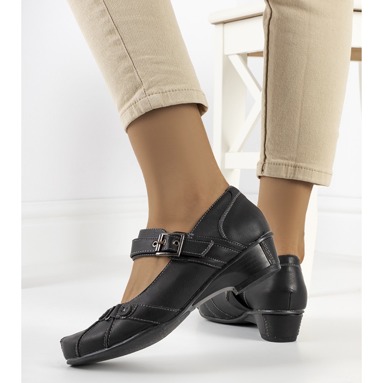 Pompe negre prinse cu o curea Gomez negru 2