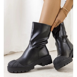 Capcani din Sville Negru 1