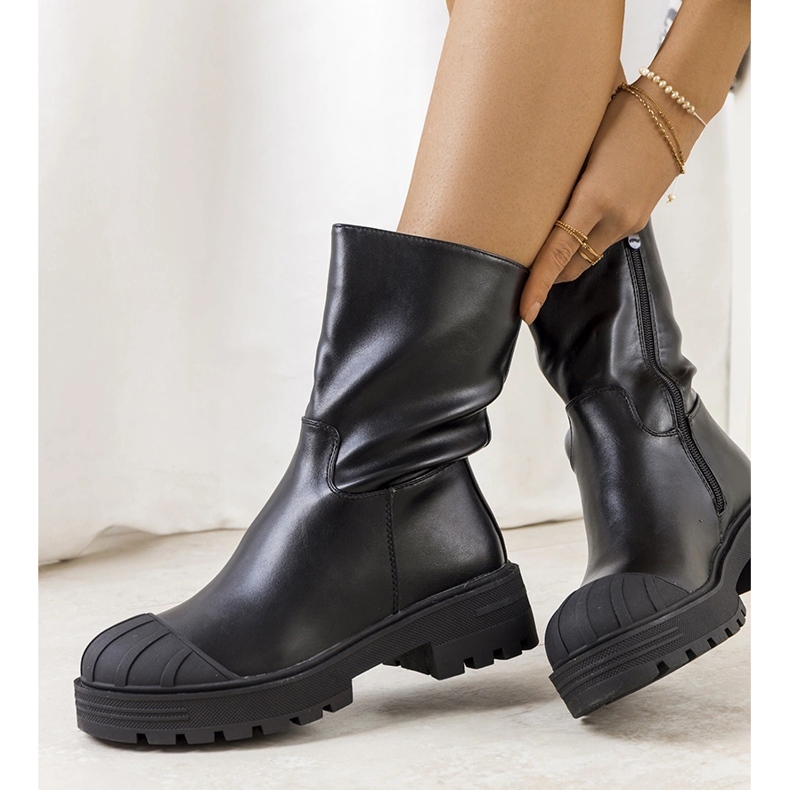 Capcani din Sville Negru 1