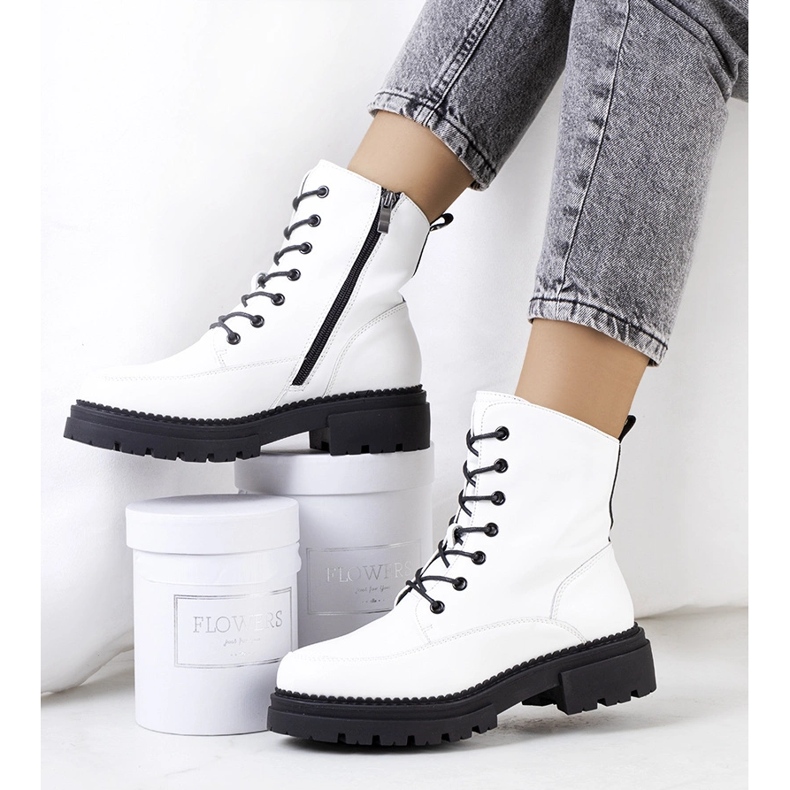 Capcanatorii albi ai lui Calder 1