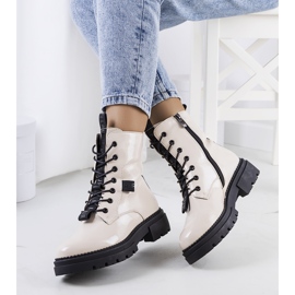 PA1 Cizme lăcuite bej de la Casies 1