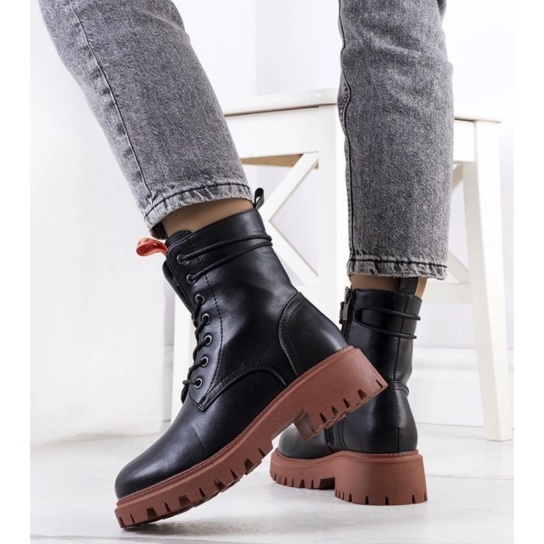 Capcani de Sicula Neagră negru 1