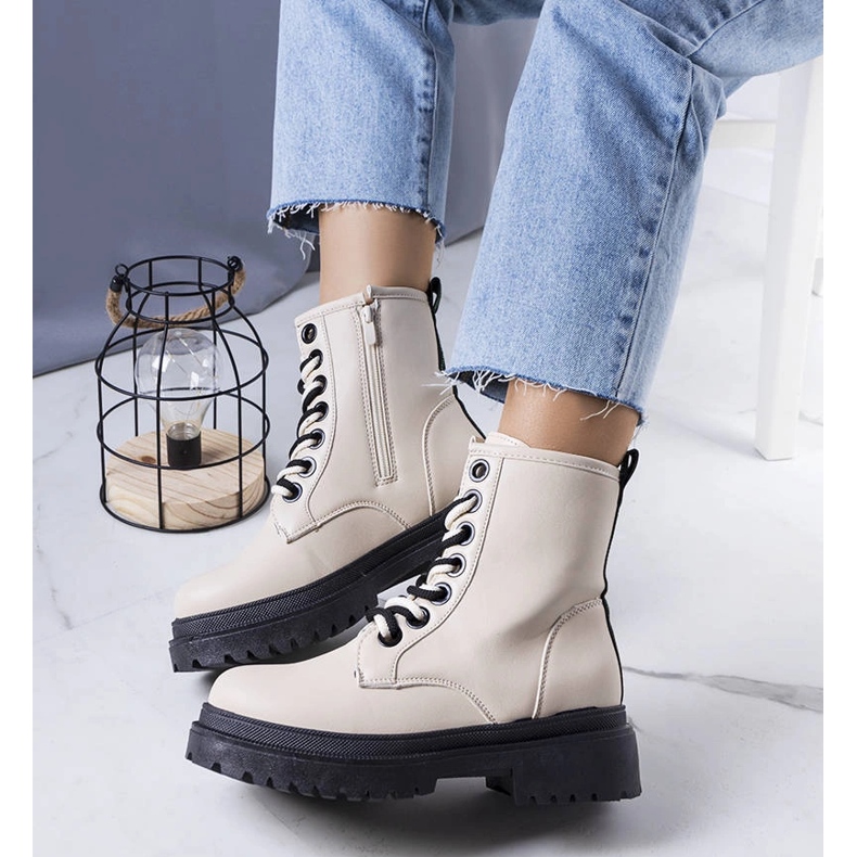 Botine izolate bej de la Jolene 1