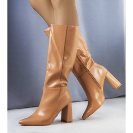 Cizme bej pe postul Adair 1